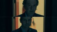 Hugh Crain's final moment with Steven outside the Red Room (Image via Netflix)